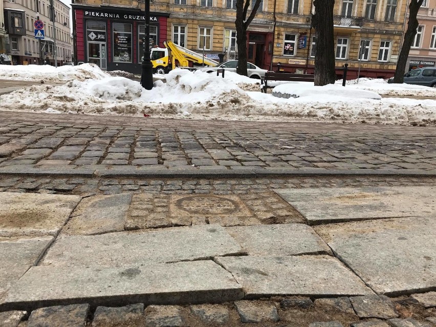 Zniszczony chodnik w centrum miasta. Mieszkaniec Słupska...