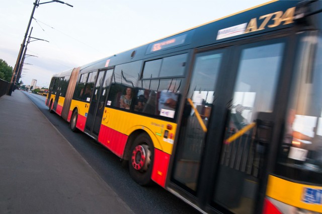 Zastawił autobusowi drogę, pojazd pchał go po ulicy. Policja szuka poszkodowanego