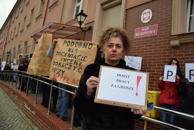 W czwartek 13 grudnia w południe przed Sądem Rejonowym w Gorzowie protestowało około 200 jego pracowników.
- Wykorzystujemy 15 minut przerwy na to, by się wspólnie zebrać i prosić o to, co nam się należy od lat. Nasze pensje są zamrożone od lat. Ja pracuję w sądzie już 22 lata, a ostatnia znaczna podwyżka była w 2008 r. Od tamtego czasu są jedynie obietnice, są jedynie słowa. Działań nie ma żadnych. To nam nic nie daje – mówiła Iwona Golon, starszy sekretarz sądowy.



- Nasze zarobki kształtują się od 1,8 do 2,5 tys. zł. Pracownik często nie ma nawet 2 tys. zł na rękę – dodawała Magdalena Dębicka – Nowakowicz z Solidarności pracowników sądownictwa.

Protest ma być prowadzony do piątku 21 grudnia. Pracownicy sądy zamierzają w każdy dzień roboczy wychodzić w południe na 15-minutowy protest.

Dodajmy, że w pracy wciąż nie ma części pracowników. W czwartek na zwolnieniach lekarskich i urlopach było już 98 osób z sześciu sądów w okręgu gorzowskim. To o 26 więcej niż jeszcze w środę i ponad trzy razy więcej niż w piątek.

POLECAMY RÓWNIEŻ PAŃSTWA UWADZE:
500 plus będzie odbierane samotnym rodzicom

