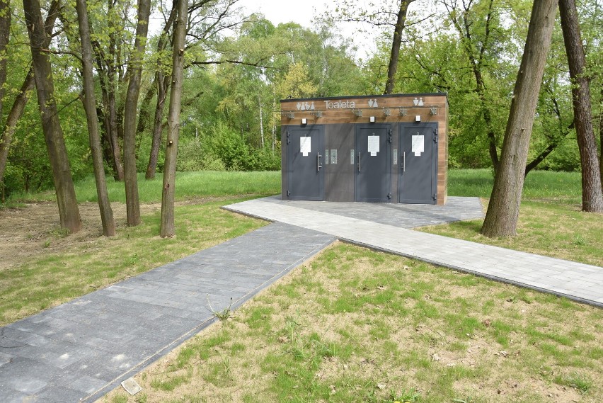 Tak prezentuje się automatyczna toaleta w Parku Piaskówka