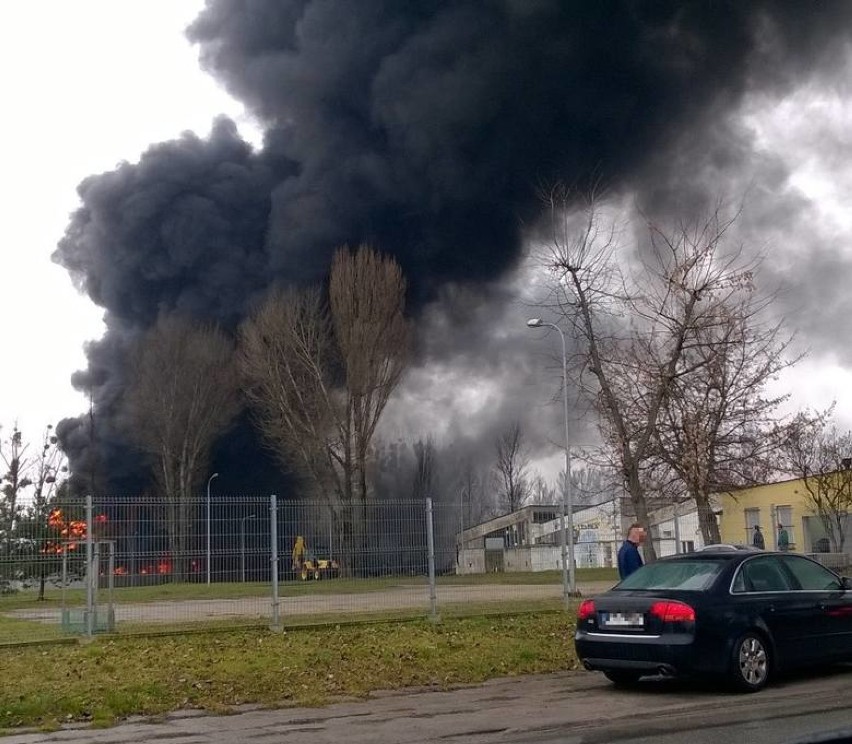 Ogromny pożar niedaleko Warszawy. Nie miejscu pracuje 40...