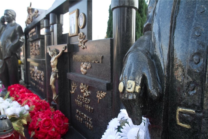 Groby Romów na cmentarzu w Świebodzicach. Złote sygnety...