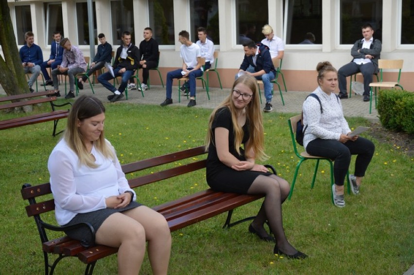 Zduńska Wola. Absolwenci "branżówki" w ZSZ nr 1 mają w ręku zawód i świadectwo FOTO, WIDEO