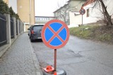 Parkingowy bałagan koło szpitala w Bochni. Będą nowe parkingi, placówka pracuje nad organizacją ruchu i parkowania