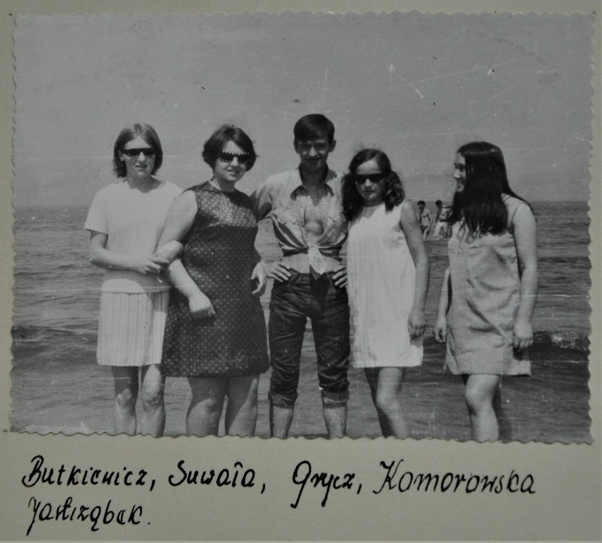 Plaża nad Bałtykiem w 1969 roku. Licealiści z Goleniowa na wycieczce w... Świnoujściu?