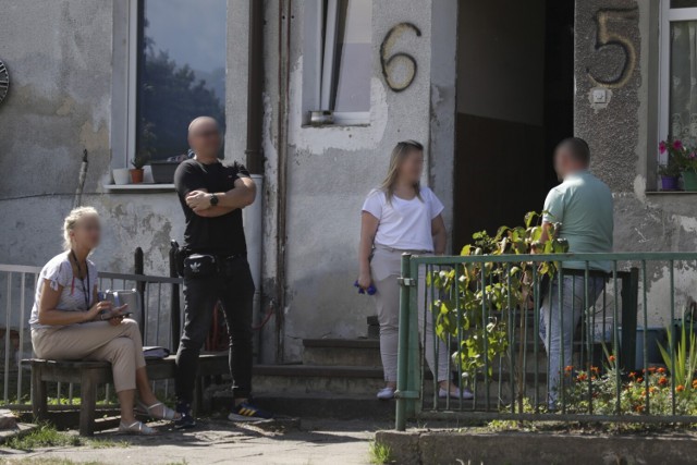 Ekipa prokuratorsko-policyjna przy ulicy 3 Maja w Słupsku zabezpiecza ślady w miejscu zabójstwa