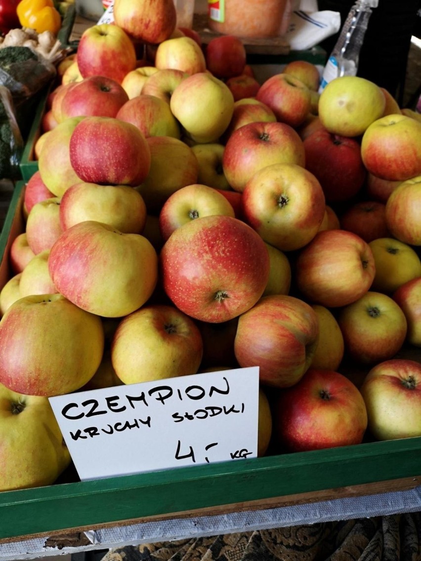 Jabłka na straganach kupimy od 2,20 do 4,50 zł za kilogram.
