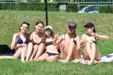 Tak się bawią na basenie letnim w Kielcach! Upalna środa przyciągnęła mnóstwo osób. Zobacz zdjęcia