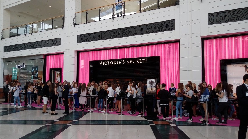 Victoria's Secret w Warszawie. Ogromna kolejka na otwarciu...