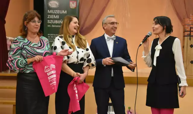 Każda z pań obecnych w Domu Polskim otrzymała prezent, ekologiczną torbę z przepisem na babkę po szubińsku