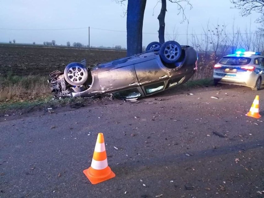 Gmina Lichnowy. Wypadek w Szymankowie [ZDJĘCIA]. Kierowca uderzył w drzewo i dachował