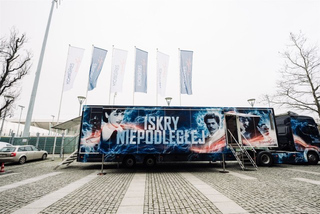 Iskry Niepodległej - ciężarówka z edukacyjną naczepą odwiedzi Aleksandrów Kujawski. Zwiedzanie multimedialnej ekspozycji jest bezpłatne.