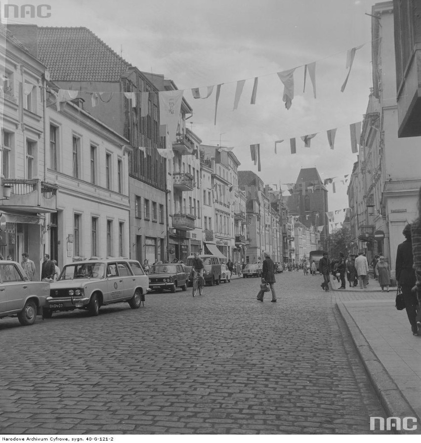 Toruń 1975-06-02 

Ulica Dzierżyńskiego - w oddali kościół...
