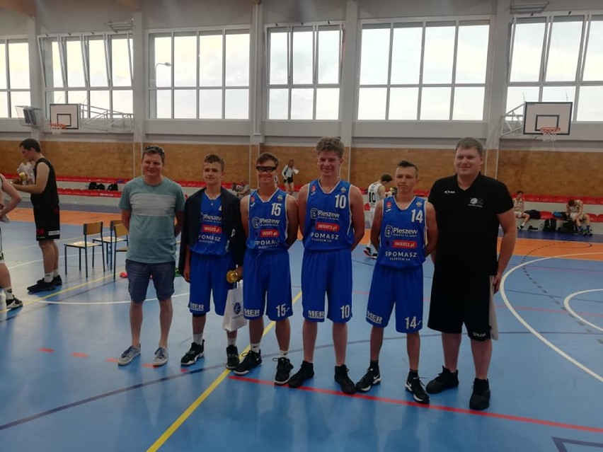 Zespół KS Kosz Pleszew 3x3 Basketball Team w Swarzędzu wystąpił w składzie Szymon Kujawa, Dawid Młodak, Julian Sawada, Tymoteusz Stanich