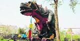 Wielki dinozaur na rynku w Olsztynie wita gości