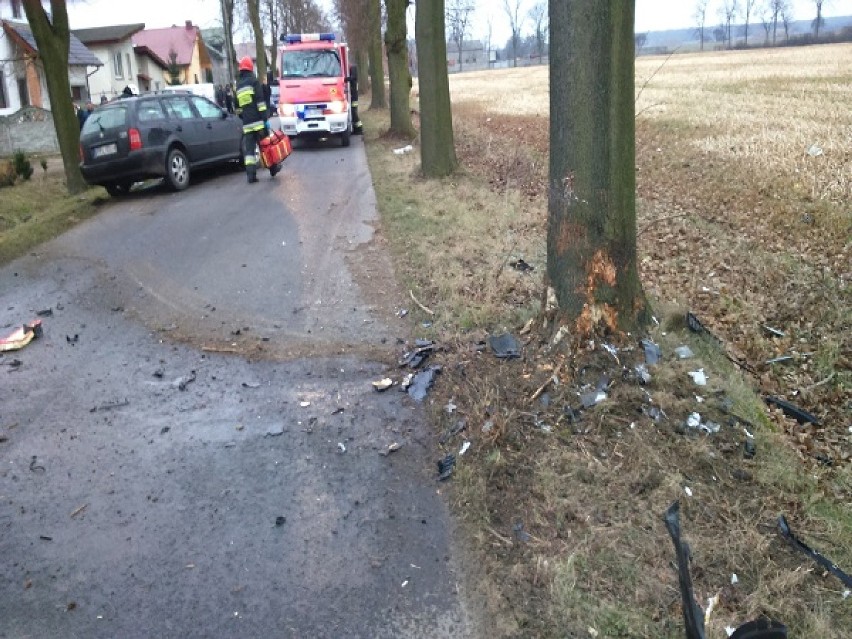 Wypadek w Bronowie. Pijany kierowca uderzył w drzewo