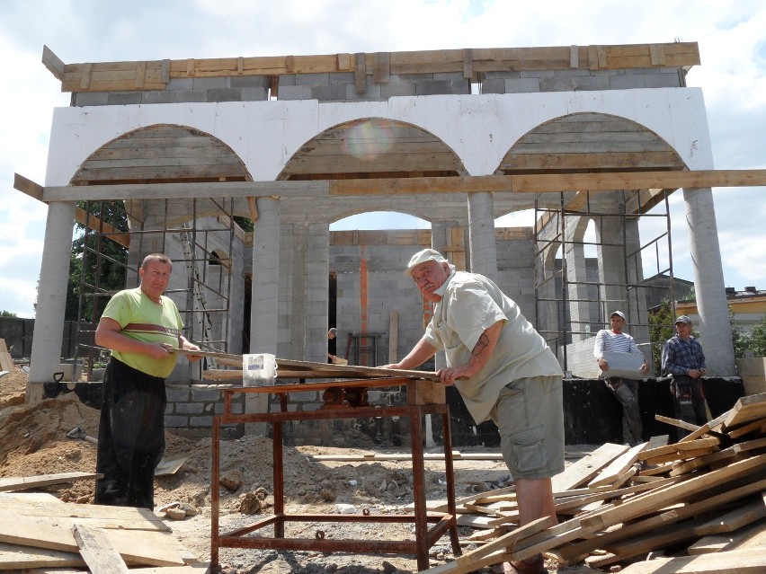 Pełną parą idzie budowa przycmentarnego budynku przedpogrzebowego z kaplicą i prosektorium w Żorach
