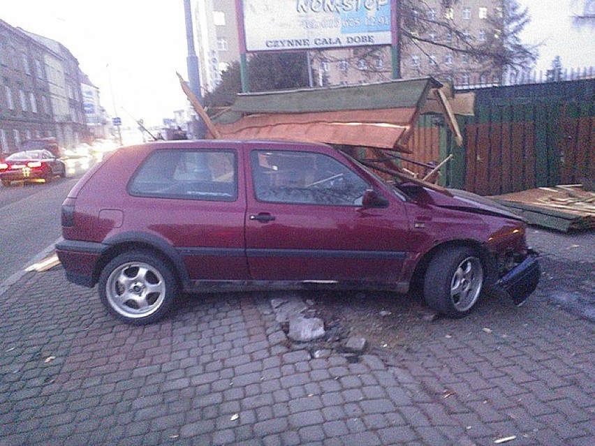 Wypadek Przemyśl. Jego auto uderzyło w ogrodzenie...