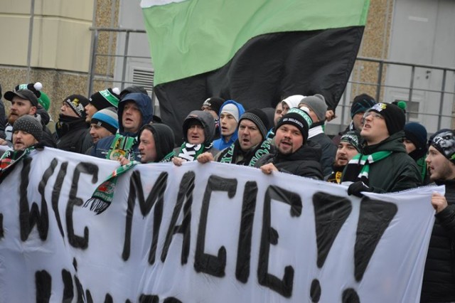 Kibice GKS Bełchatów protestują i domagają się od PGE umowy sponsorskiej. W najbliższy wtorek zapowiedzieli kolejny protest na drodze prowadzącej do kopalni i elektrowni