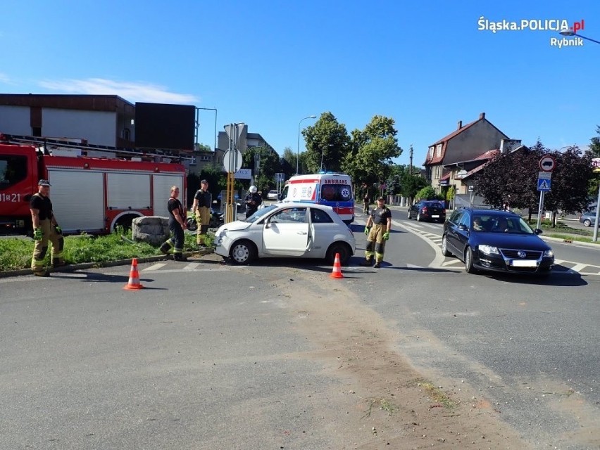 Rybnik: przejechał fiatem przez środek ronda