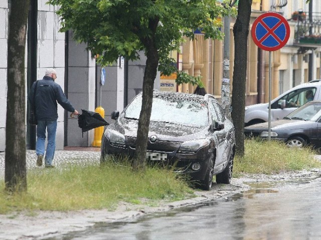 Tak parkują kierowcy na ulicy Głowackiego. Zupełnie ignorują znak zakazu.