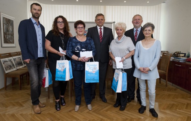 W ubiegłym tygodniu oficjalnie podsumowaliśmy nasz konkurs fotograficzny "Pokażcie nam Koszalin", zorganizowany z okazji obchodów 750-lecia miasta. Nagrody zwycięzcom konkursu wręczyli prezydent Koszalina - Piotr Jedliński, prezes Miejskiej Energetyki Cieplnej - Robert Mania oraz redaktor prowadząca tygodnik Koszalin Nasze Miasto - Jolanta Stempowska.