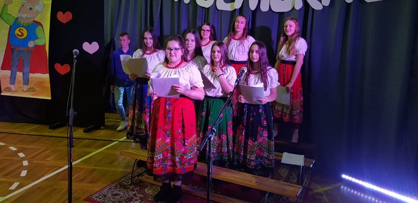 Dzień Seniora w Szkole Podstawowej im. Hymnu Narodowego w...