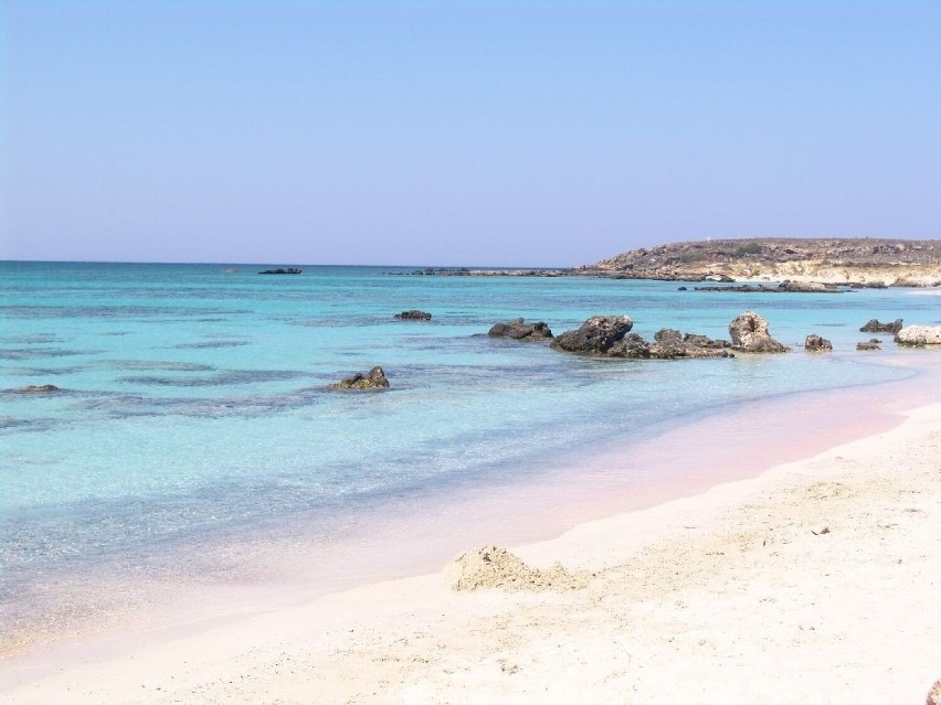 Elafonissi na Krecie – malownicza plaża słynie z różowego...