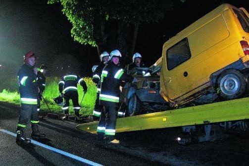 Kierowca busa pomiędzy Sławą a Łopuchowem miał wielkiego pecha. Nie dość, że uderzył w dzika, to jeszcze w drzewo