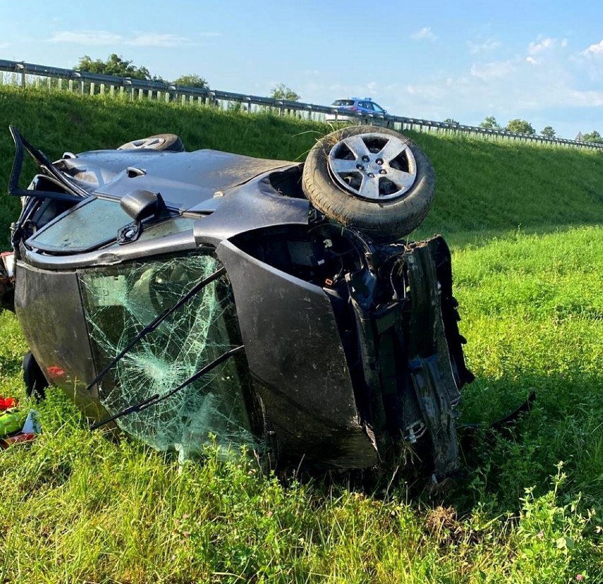 Dachowali na autostradzie. Policja wyjaśnia okoliczności wypadku