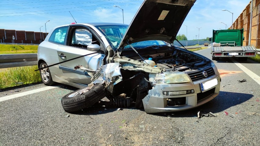 Groźna kolizja na zjeździe na A4 - kobieta przewieziona do szpitala. NA MIEJSCU KARETKA I STRAŻ POŻARNA!