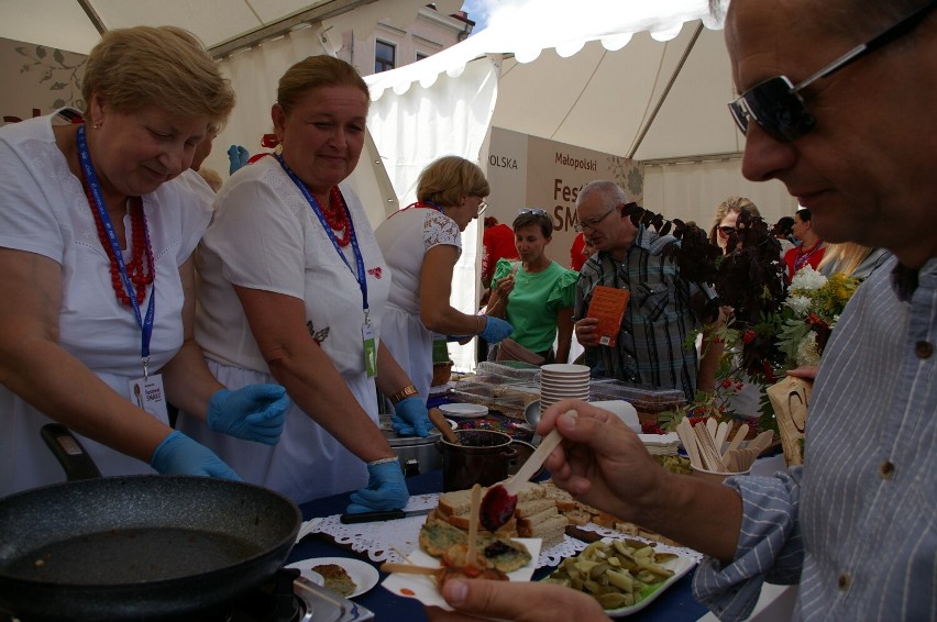 Małopolski Festiwal Smaku zagościł na Rynku w Gorlicach. Gospodynie uwijają się i częstują domowymi smakołykami