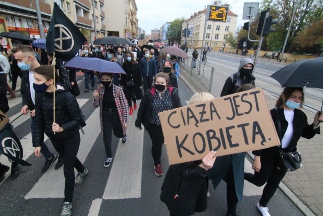 Wrocław: Protest przeciwko wyrokowi Trybunału Konstytucyjnego, który zakazuje aborcji