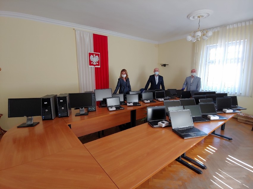 W Szczecinku przekazali uczniom komputery do zdalnej nauki [zdjęcia]