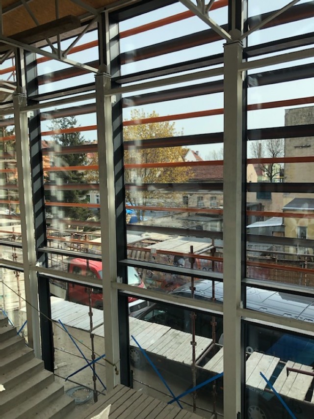 Modernizacja Świebodzińskiego Domu Kultury wkroczyła w nowy etap. Po zamontowaniu tafli szkła na zewnętrznych ścianach budynku cu monterzy z firmy OKLAND z siedzibą w Szczańcu zakładają tzw. łamacze światła