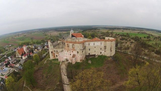 Zamek w Janowcu – renesansowy zamek budowany w latach 1508–1526 na wysokiej skarpie wiślanej w Janowcu w powiecie puławskim.