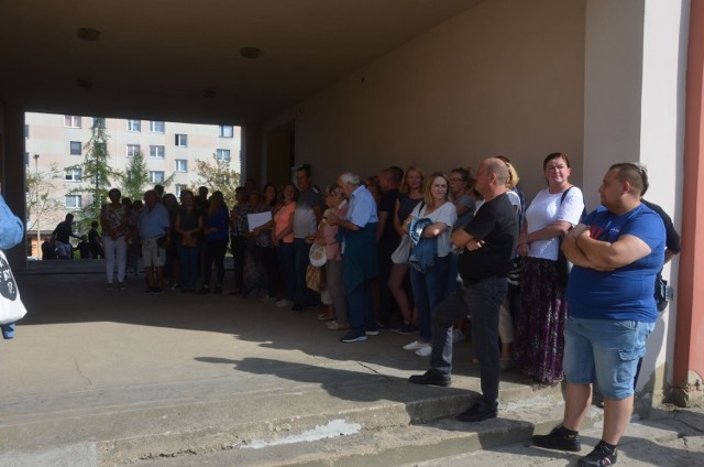 Protest przed kościołem w Kłodzku. Parafianie stanęli w obronie księdza Krzysztofa Kaufa, proboszcza parafii w Bolesławowie