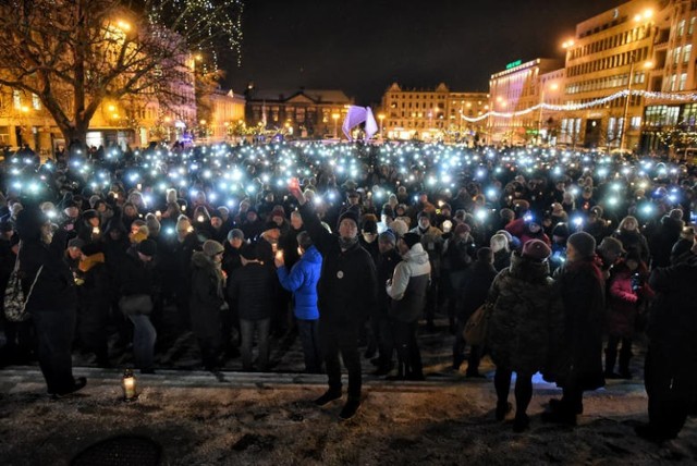 „Jesteśmy razem do końca świata i jeden dzień dłużej” – pod takim hasłem w poniedziałek na placu Wolności spotkali się poznaniacy poruszeni zamachem na prezydenta Gdańska Pawła Adamowicza