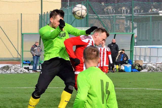 Eryk Ceglarz (w biało-czerwonej koszulce) w walce o piłkę z Jakubem Ochmanem (MKS Trzebinia)