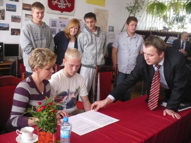 Wśród uczniów, którzy będą dostawać stypendium jest Mariusz Furman. Na zdjęciu z mamą Beatą.