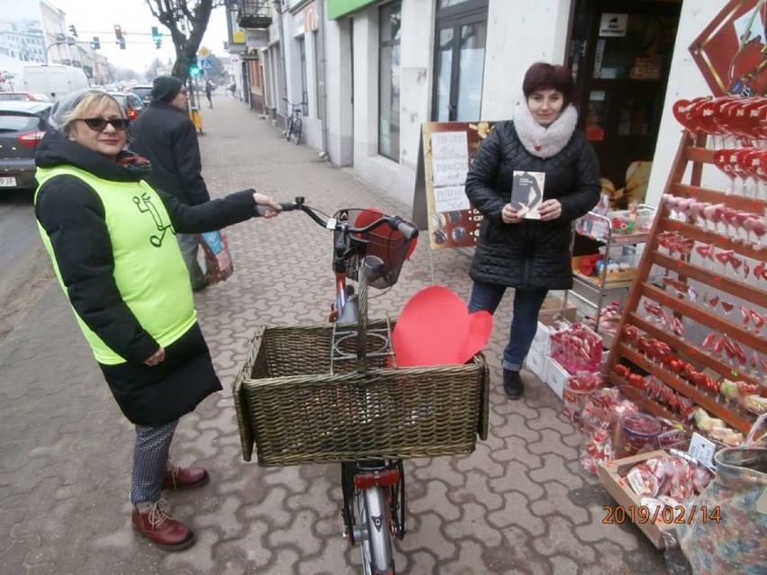 Walentynki w Zduńskiej Woli. Biblioteka pedagogiczna wyszła z książkami na ulice [zdjęcia]