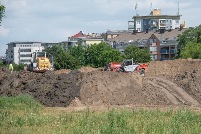 Trwa budowa pierwszego etapu trasy tramwajowej na Naramowice. Wygradzane są kolejne fragmenty placu budowy, co wiąże się ze zmianami w ruchu pieszych i rowerzystów oraz ograniczeniem wjazdu na pobliskie parkingi.

Przejdź do kolejnego zdjęcia --->