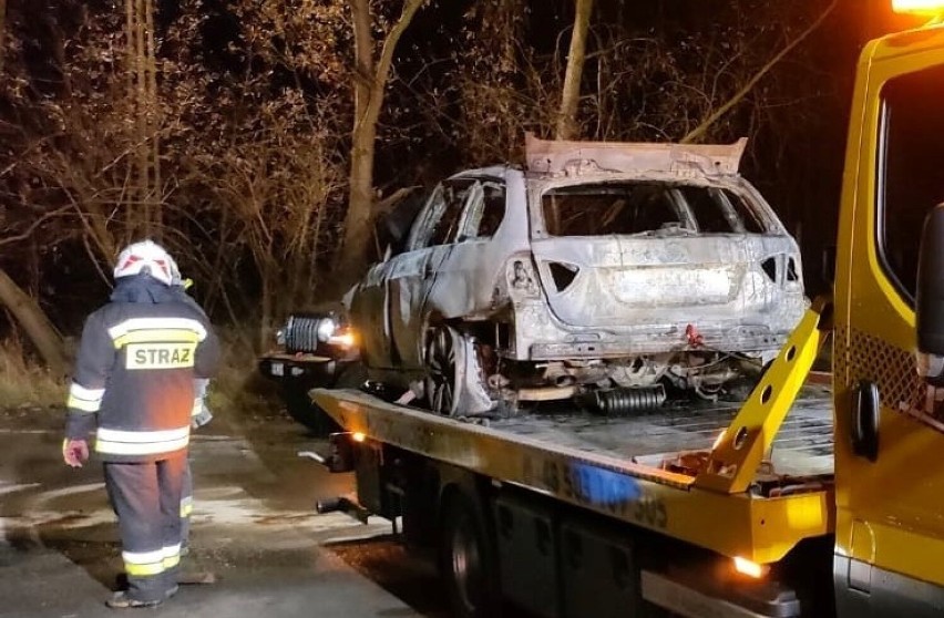 Samochód płonął jak pochodnia w Chochorowiacach. Strażacy nad ranem dogaszali wrak osobówki