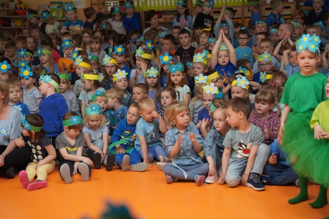 Dzień Niezapominajki obchodzimy od kilkunastu lat 15 maja. W tym dniu promujemy szczególnie walory polskiej przyrody i różnorodność biologiczną, przypominamy o potrzebie jej ochrony. Dodatkowo „nie-zapominajka” ma na celu zachowanie od zapomnienia ważnych chwil w życiu, osób, miejsc i sytuacji, lokalnych tradycji.