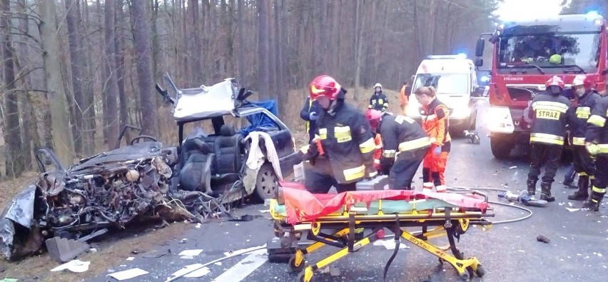 Na drodze z Piły do Chodzieży zginął 22-latek! Zobacz zdjęcia przesłane przez strażaków
