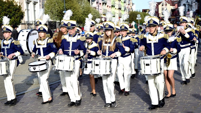Orkiestra dęta i mażoretki wystąpiły podczas Dnia Flagi RP w Malborku [ZDJĘCIA]