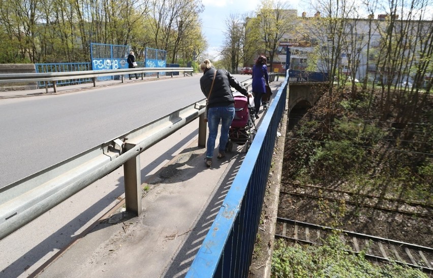 Poszerzą wiadukt na ul. Hożej. Poprawi się komfort pieszych i rowerzystów [ZDJĘCIA] 