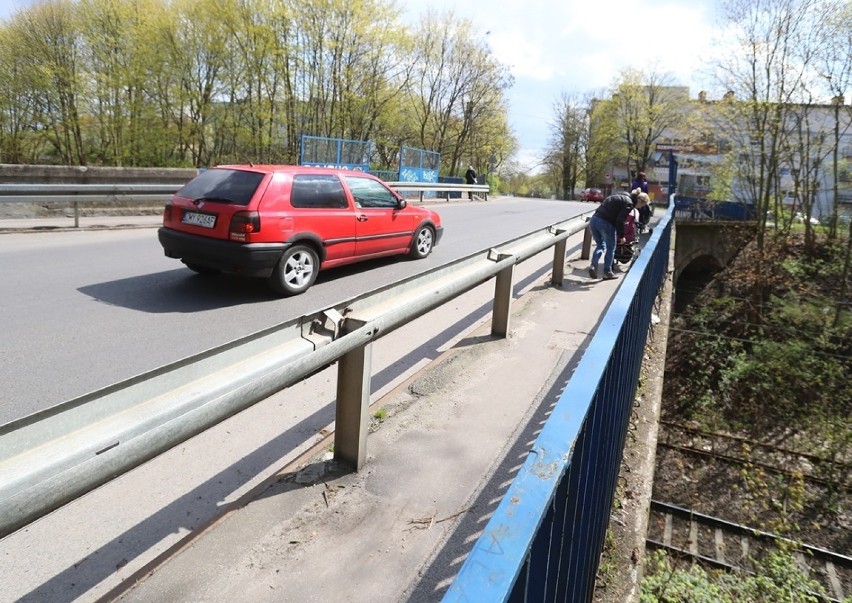 Poszerzą wiadukt na ul. Hożej. Poprawi się komfort pieszych i rowerzystów [ZDJĘCIA] 