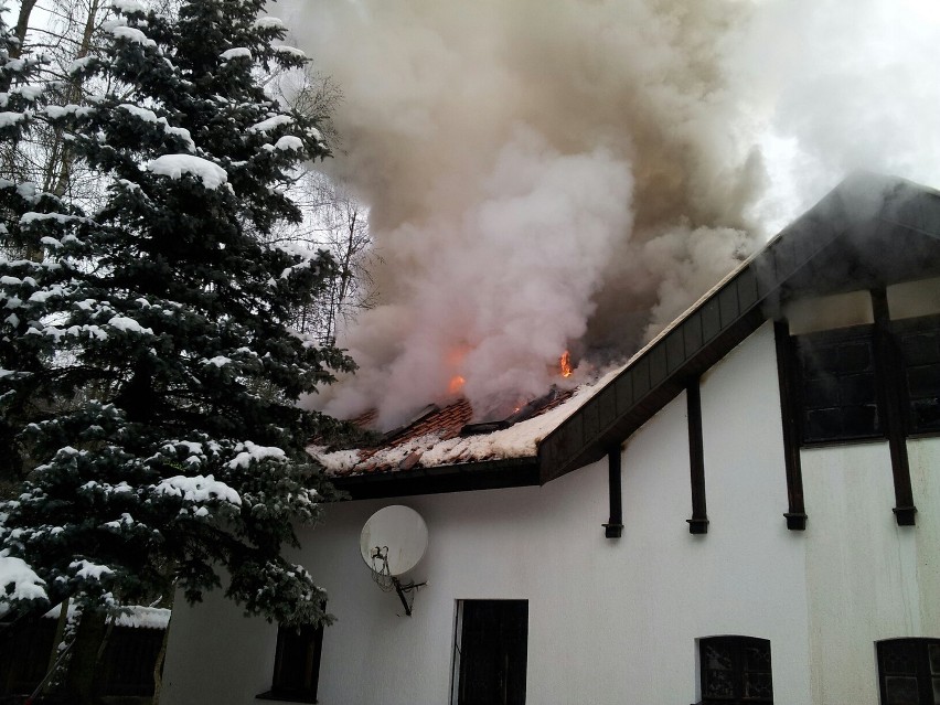 Pożar domu w miejscowości Kaliska. Strażacy dogaszają ogień