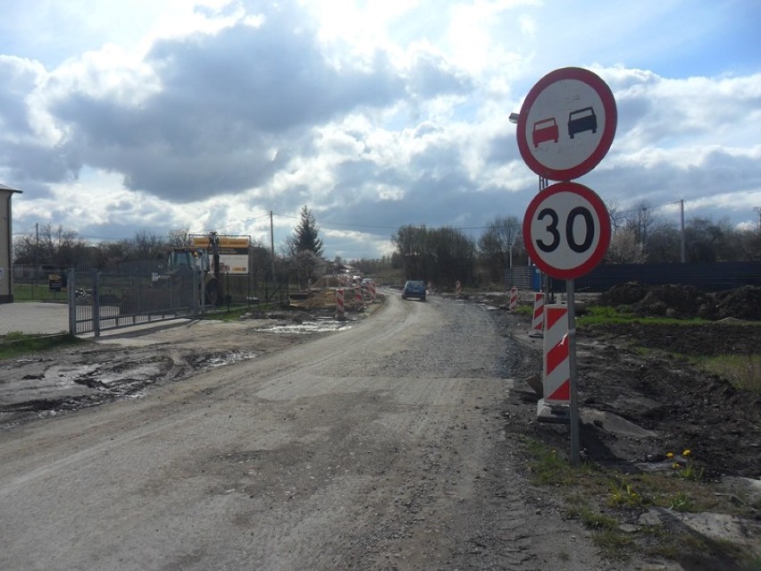 Na ulicy Zawiszy Czarnego trwa gruntowny remont drogi .